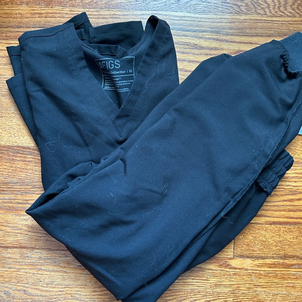 Figs set in black